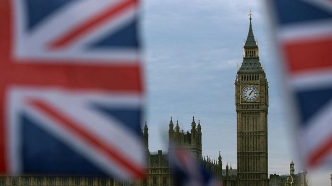 Флаг Британского Союза развевается возле башни Элизабет, также известной как Биг Бен, напротив здания Парламента в центре Лондона