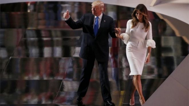 Дональд Трамп покидает сцену со своей женой Меланией после того, как она выступила на Республиканском национальном конгрессе в Кливленде, штат Огайо, США, 18 июля 2016 г.