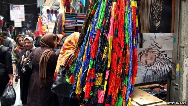 Иранцы делают покупки на главном старом базаре в Тегеране
