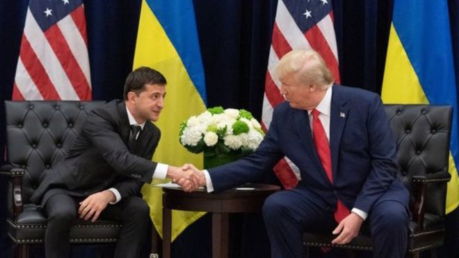 Presidente da Ucrânia Volodymyr Zelensky (esquerda) e o presidente dos EUA, Donald Trump