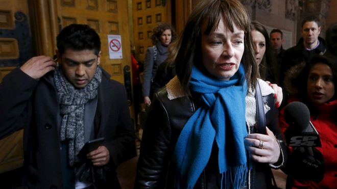 Актриса Люси ДеКутер, заявительница по делу в отношении бывшего канадского радиоведущего Цзянь Гомеши, покидает суд после того, как судья Онтарио признал его невиновным по четырем обвинениям в сексуальном насилии и по одному обвинению в удушении, в Торонто, 24 марта 2016 г.