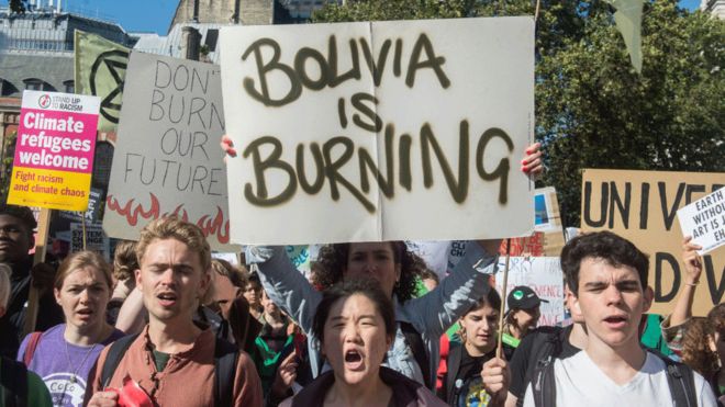 Protestan con carteles "Bolivia se quema" en Londres