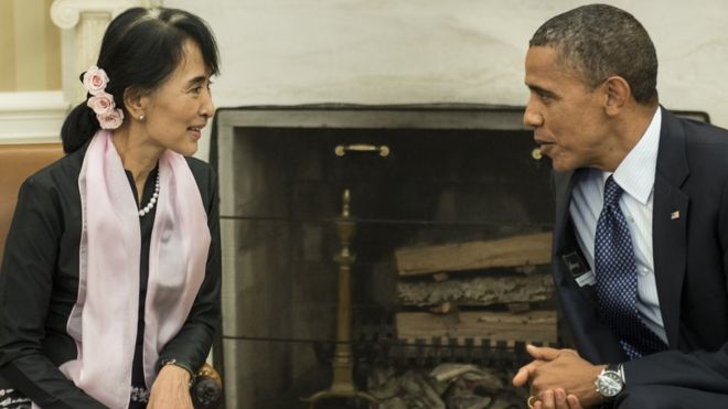 Президент США Барак Обама встречается с Аунг Сан Су Чи в Мьянме в Овальном кабинете Белого дома 19 сентября 2012 года в Вашингтоне, округ Колумбия