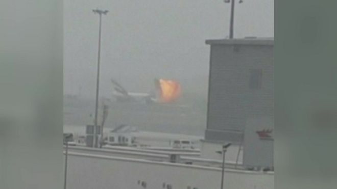 Un avión de Emirates estalló en llamas tras aterrizar forzosamente en el aeropuerto de Dubai con 275 pasajeros a bordo.