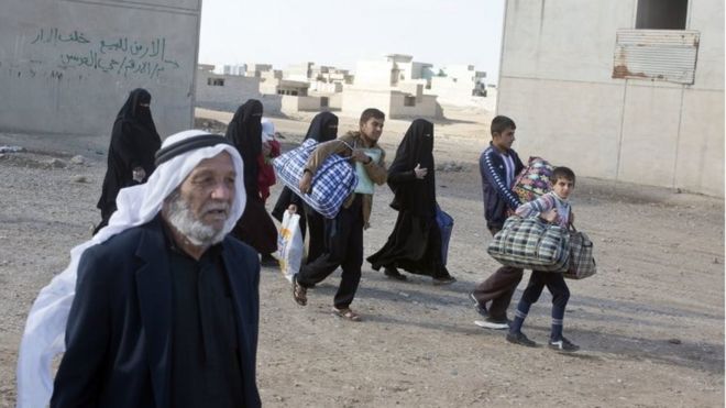 Люди, которые были перемещены из своих домов в результате боевых действий между иракскими вооруженными силами и боевиками Исламского государства, возвращаются в свои окрестности в Кукджали, восточном районе Мосула, Ирак, 2 ноября