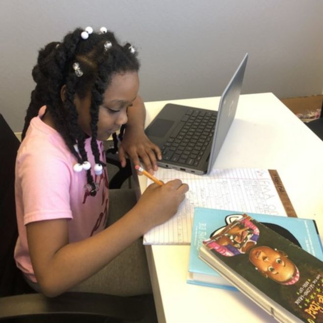 Келлиз Браун, 9 лет, работает за своим столом