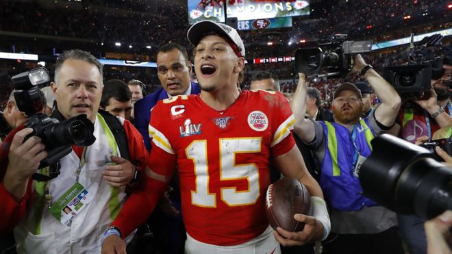 Jennifer Lopez and Shakira sparkle at the Super Bowl - BBC News