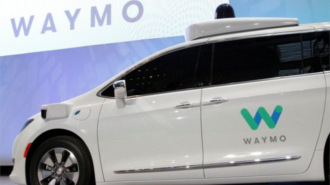 Автомобиль Waymo с вождением на североамериканском международном автосалоне в Детройте, январь 2017 г.