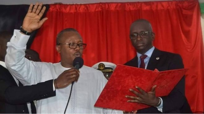 En Guinée Bissau, Umaru Sissoco Embalo, déclaré vainqueur de la présidentielle de décembre a été investi jeudi dans un hôtel par le premier vice-président du parlement.