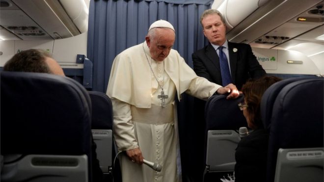 Папа Франциск обращается к журналистам на папском самолете, возвращающемся из Дублина в Рим, 26 августа 2018 года