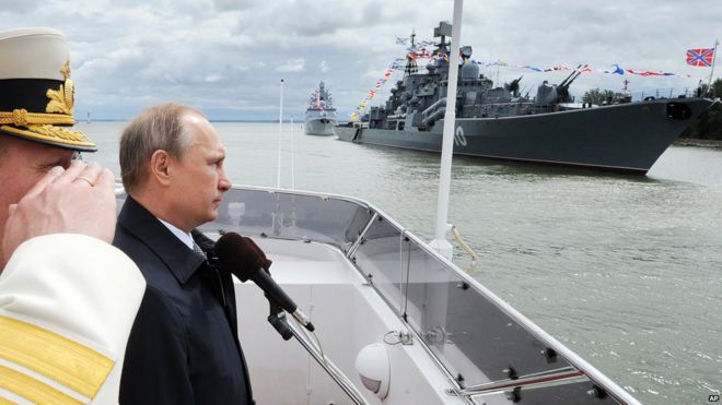 Президент Путин смотрит военно-морское шоу в Балтийске, 26 июля 15