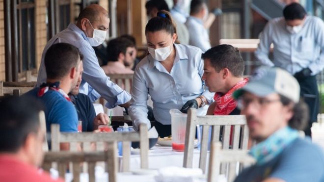 Una mesera en un restaurante de Washington DC