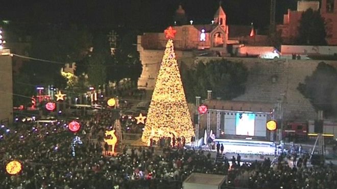 إضاءة شجرة الميلاد في بيت لحمالآلاف من الفلسطينيين والسياح الأجانب يحتفلون بإضاءة شجرة عيد الميلاد في مدينة بيت لحم. وشاركت فرق موسيقية في الاحتفال الذي شهد إطلاق الألعاب النارية خارج كنيسة المهد.