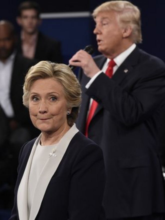 Кандидат в президенты от республиканцев Дональд Трамп участвует в дебатах в муниципалитете против кандидата от демократов Хиллари Клинтон (слева) в Вашингтонском университете в Сент-Луисе, штат Миссури, 9 октября 2016 года.