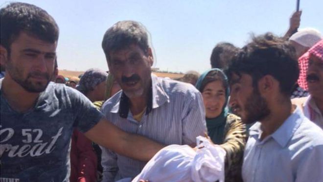 Тело утонувшего мальчика-мигранта Алана Курди готовится к похоронам (04 сентября 2015 г.)