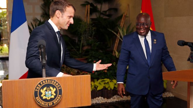 Президент Франции Эммануэль Макрон беседует с президентом Ганы Наной Акуфо-Аддо (справа), когда он прибывает в Президентский дворец 30 ноября 201 года