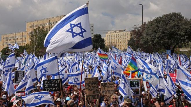 Manifestantes do lado de fora do Parlamento de Israel em Jerusalém
