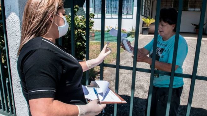Una funcionaria de la Caja entregaba medicinas a domicilio en San José, en marzo de 2020.