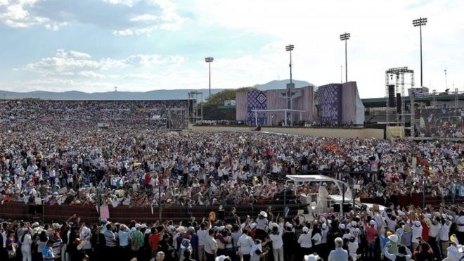 Общий вид встречи Папы Римского Франциска с семьями на стадионе имени Виктора Мануэля Рейны в Тустла-Гутьеррес, штат Чьяпас (15 февраля 2016 года)