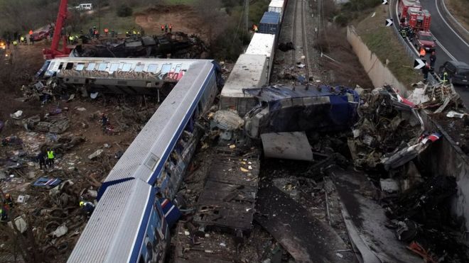 Equipos de rescate trabajan en el lugar del accidente, cerca de la ciudad de Larissa, en Grecia.