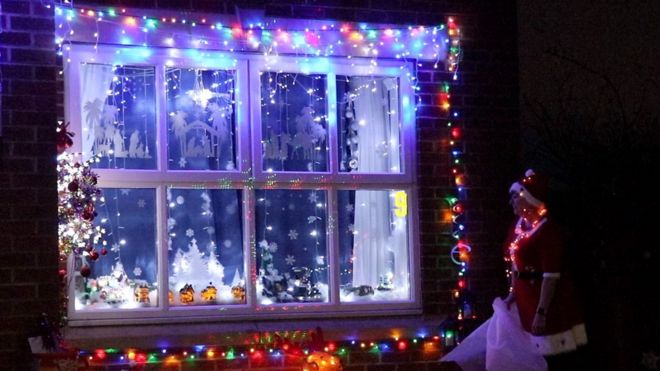 Whittlesford home owner 'gift-ties' house for some seasonal cheer - BBC News