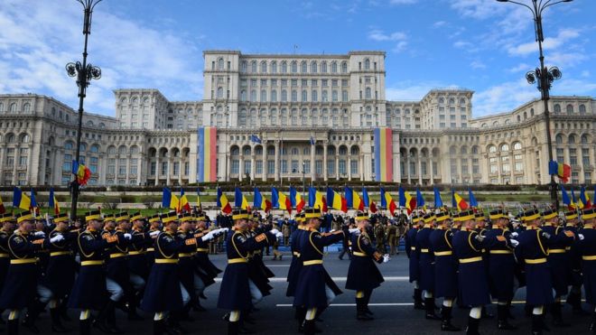 Парад Национального Дня мимо Дворца Парламента в Бухаресте
