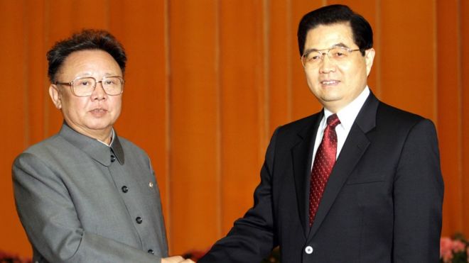 На снимке, опубликованном новым агентством Синьхуа в Китае, президент Китая Ху Цзиньтао (R) пожимает руку северокорейскому лидеру Ким Чен Ир в Большом зале Народного Пекина 17 января 2006 года