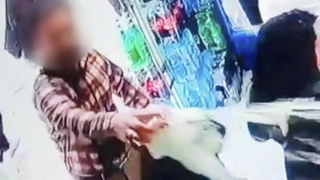 Hombre vierte yogur sobre una mujer en una tienda.