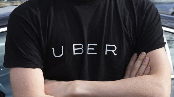 Логотип Uber на футболке