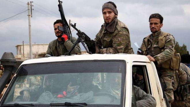 Combatientes de la oposición siria apoyados por Turquía cerca de Afrín.