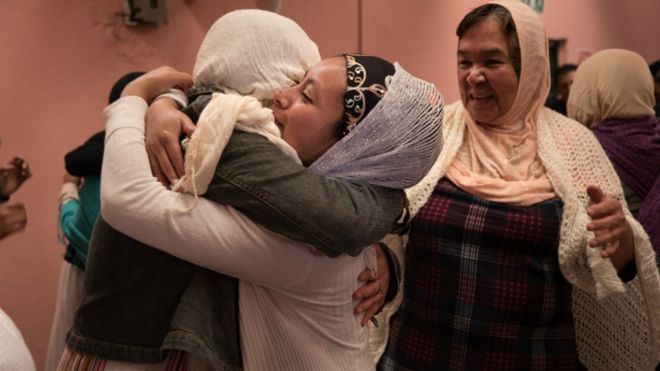 Mujeres chamulas musulmanas se abrazan en la celebracion del fin del Ramadan.