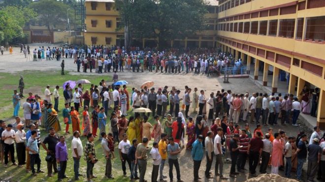 Индийские избиратели стоят в очереди, чтобы отдать свой голос на избирательном участке в Силигури, Западная Бенгалия, 18 апреля 2019 года во время второго этапа гигантских выборов в Индии.