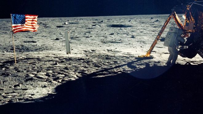 Одна из немногих фотографий Нила Армстронга на луне показывает, что он работает над своим космическим кораблем на лунной поверхности