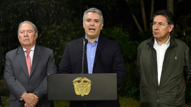 Президент Колумбии Иван Дуке (C) беседует с министром обороны Колумбии Гильермо Ботеро (слева) и генеральным прокурором Нестором Умберто Мартинесом (справа)