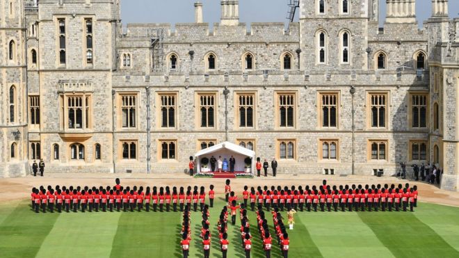 Nữ hoàng Elizabeth Đệ nhị, Tổng thống Donald Trump và Đệ nhất Phu nhân Melania Trump trên khán đài đối diện đội hình vệ binh danh dự trong lễ đón ông bà Trump tại Lâu đài Windsor trong ngày thăm thứ hai của ông Trump tại Anh quốc.