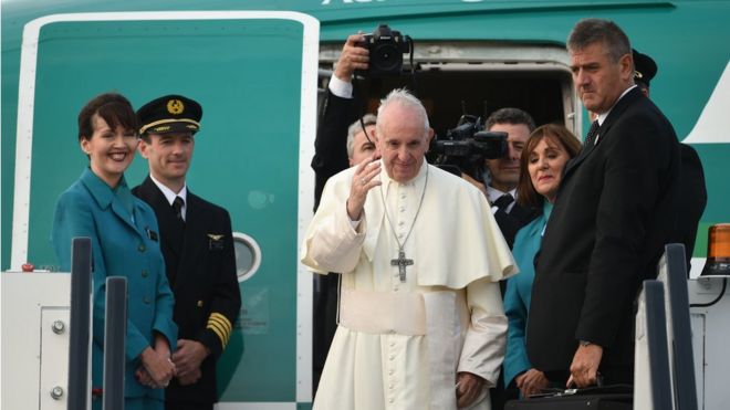 Папа Франциск садится в самолет в аэропорту Дублина