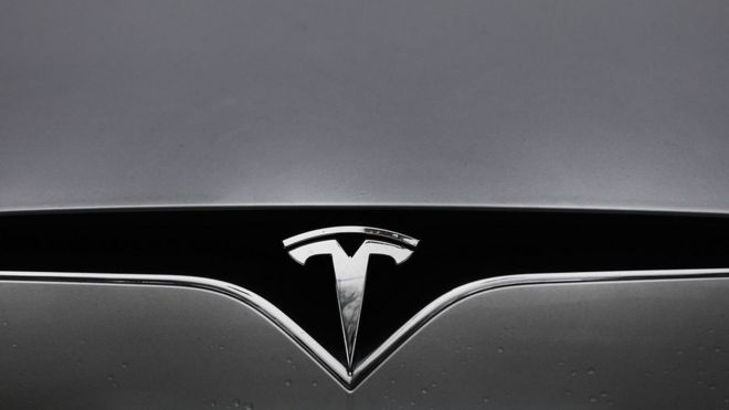 Передняя часть автомобиля Tesla
