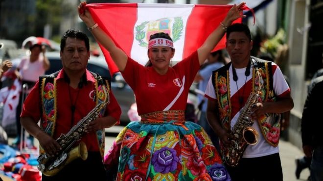 Перуанские болельщики празднуют перед матчем Перу против Новой Зеландии перед Национальным стадионом.