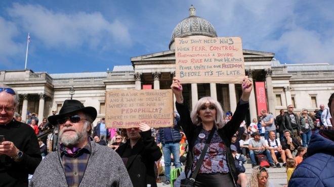 Los manifestantes se reunieron en Londres el sábado para escuchar sobre una variedad de teorías de conspiración relacionadas con el coronavirus.