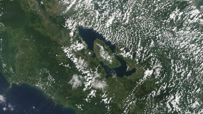 Спутниковое изображение длинного овального озера с центральным островом