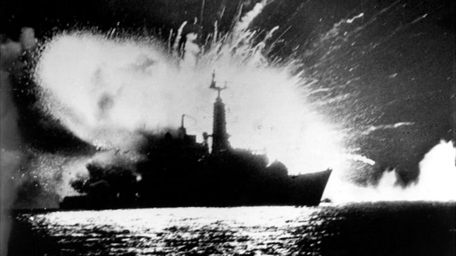 Ataque al buque británico HMS Antelope por parte de las fuerzas argentinas