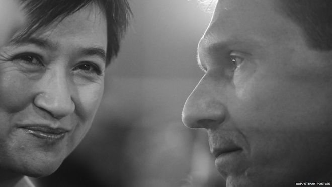 Сенаторы Австралии Пенни Вонг и Кори Бернарди на дебатах 29 июля 2015 года об однополых браках, Канберра, Австралия