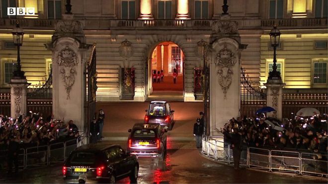 Queen's cortege enters Buckingham Palace gates