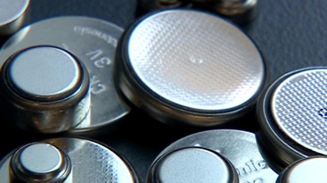 ब्रिटेन में इन छोटी-सी बटन बैटरियों के इस्तेमाल के खिलाफ़ डॉक्टर की चेतावनी, कहा बच्चों के लिए ये है बेहद ख़तरनाक