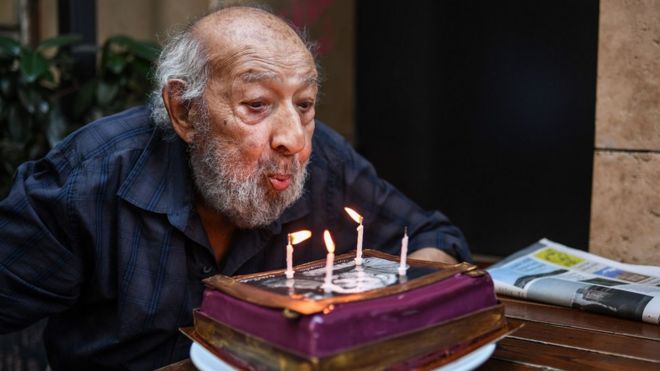 Ара Гулер зажигает свечи на своем 90-летнем торте 16 августа 2018 года