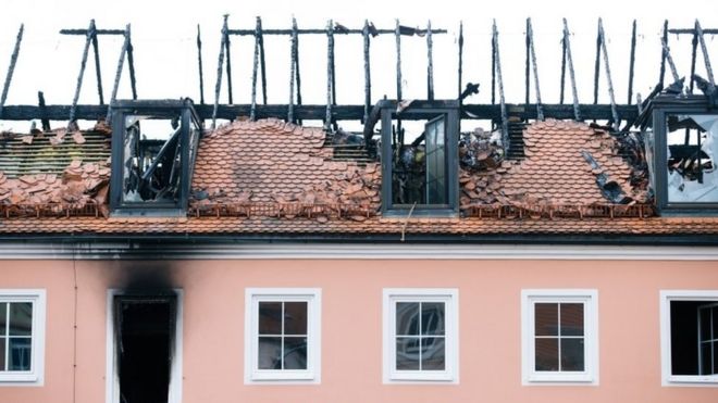 Сгоревшая крыша здания, которое превращается в дом для беженцев в Баутцене, восточная Германия (22 февраля 2016 года)