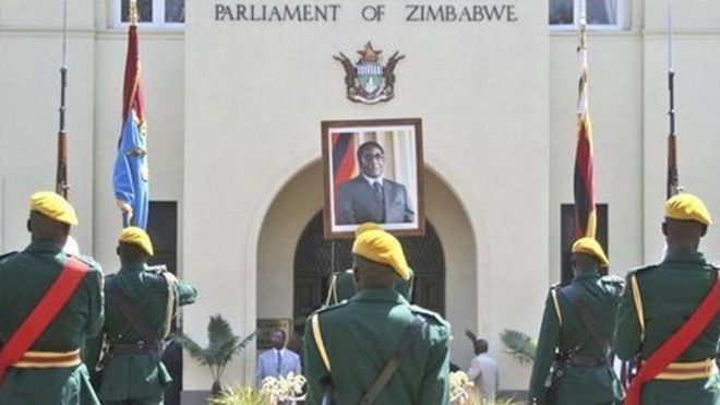 Wabunge wametakiwa kukutana katika kikao cha dharura ili kujadili hatma ya rais Mugabe