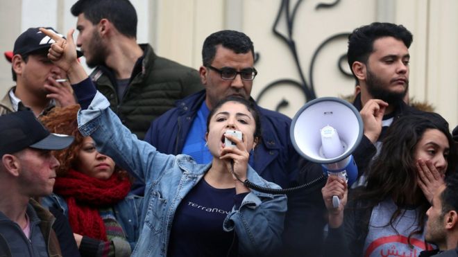 Демонстрационный выпускник выкрикивает лозунги во время акций протеста против роста цен и повышения налогов в Тунисе, Тунис, 9 января 2018 года
