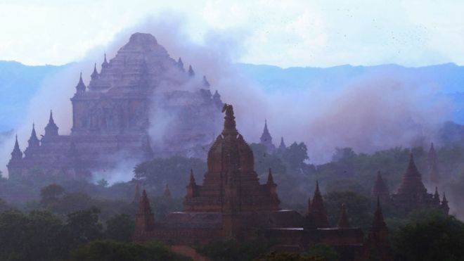 Виден храм, окутанный пылью, в результате землетрясения силой 6,8 балла в Багане, 24 августа 2016 года.