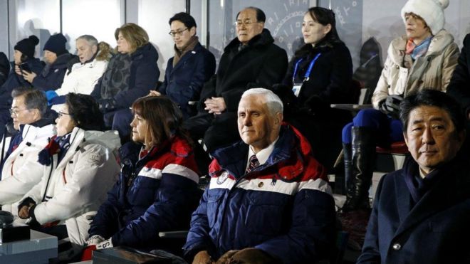 Lãnh đạo Bắc Hàn Kim Yong-nam và em gái ông Kim Jong-un là Kim Yo-jong (hàng sau), và Tổng thống Nam Hàn Moon Jae-in, Phó Tổng thống Mỹ Mike Pence và Thủ tướng Nhật Bản Shinzo Abe (hàng đầu) trên lễ đài mừng Olympics